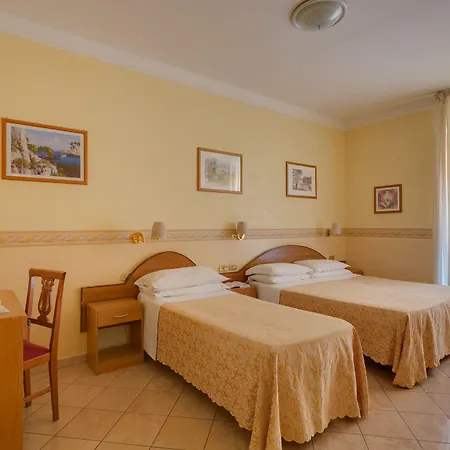 Resi Hotel 2*